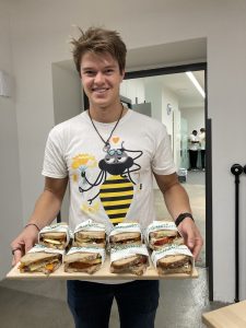 Ein junger Mann serviert belegte Brote