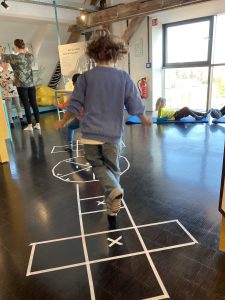 Spielende Kinder, die rumhüpfen
